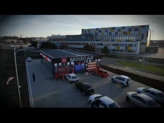 La machine à laver automobile Kolon est entièrement installée. Elle est ouverte.