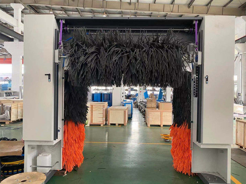 Une machine à laver automatique à 5 pinceaux avec séchoir à air intégré.