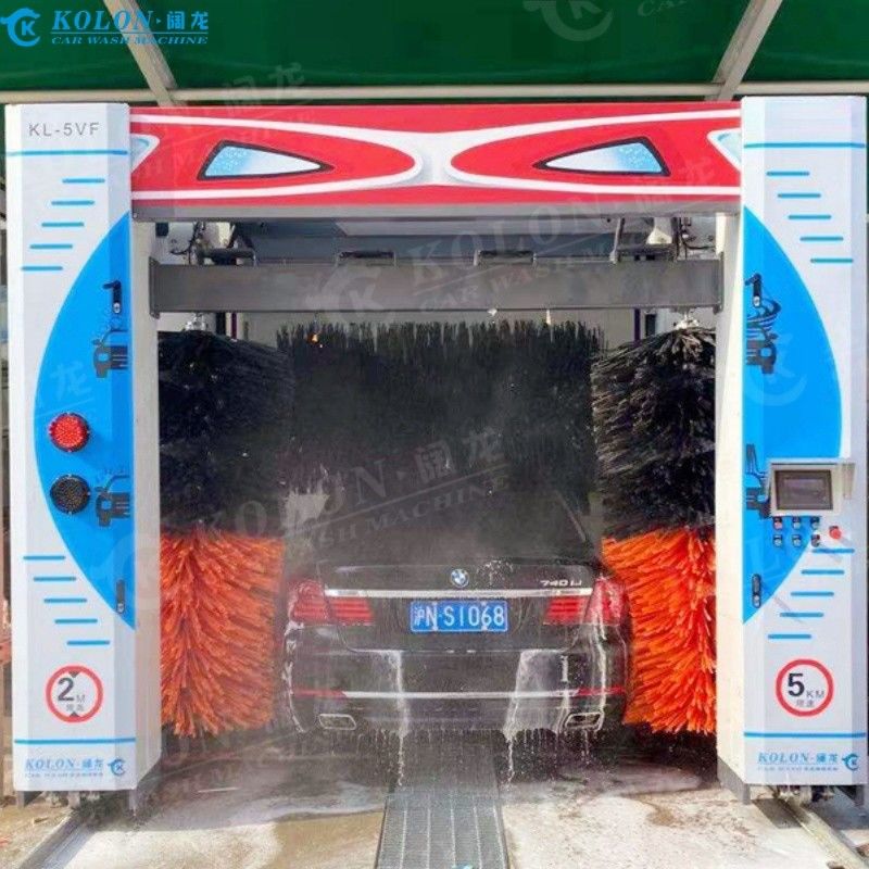 Une machine à laver automatique à 5 pinceaux avec séchoir à air intégré.