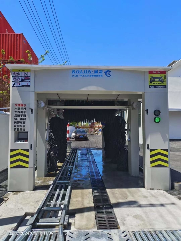Efficace machine à laver les voitures en tunnel Faible consommation d'énergie et d'eau 0,7 Kwh/voiture