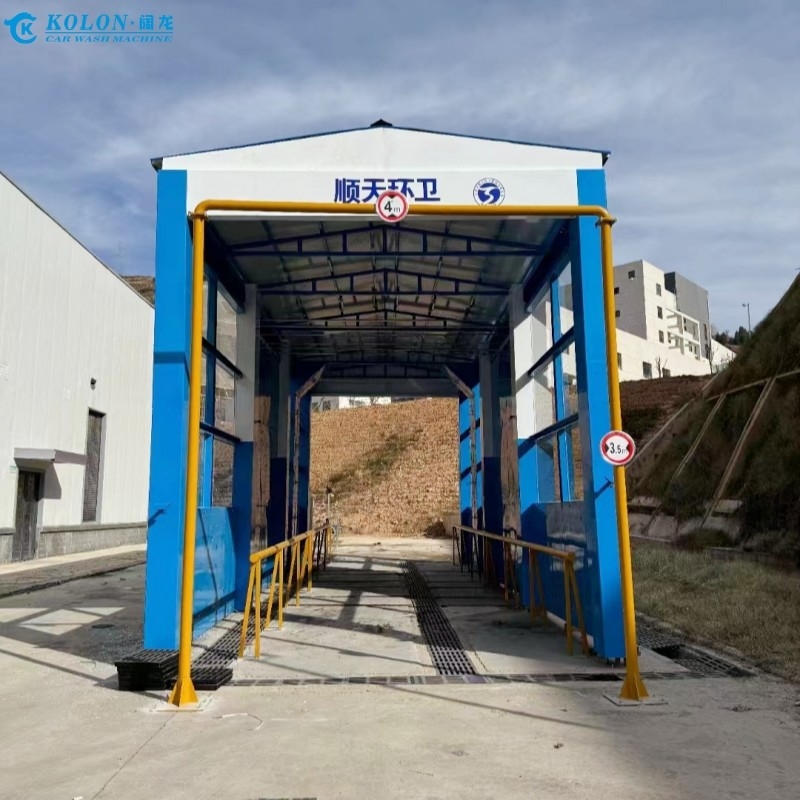 Machine polyvalente de lavage et de cirage de bus pour différents types de véhicules