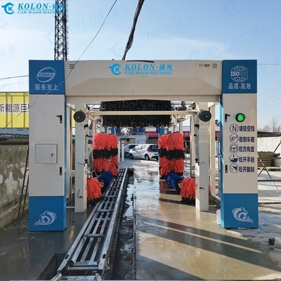 Équipement de lavage de voitures en tunnel avec convoyeurs à bande plate